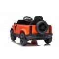 Oranžové vozidlo Land Rover Defender