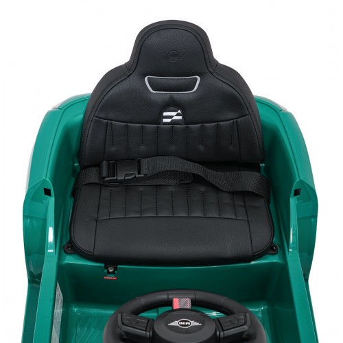 Zelené vozidlo Mini Cooper