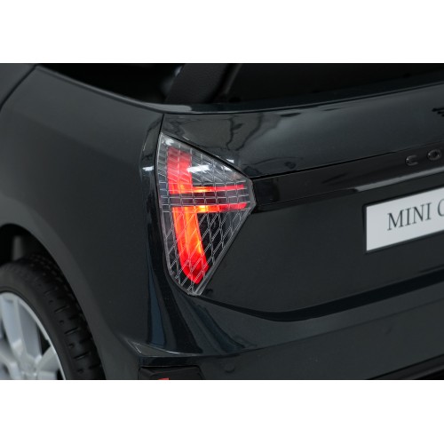 Mini Cooper čierne vozidlo