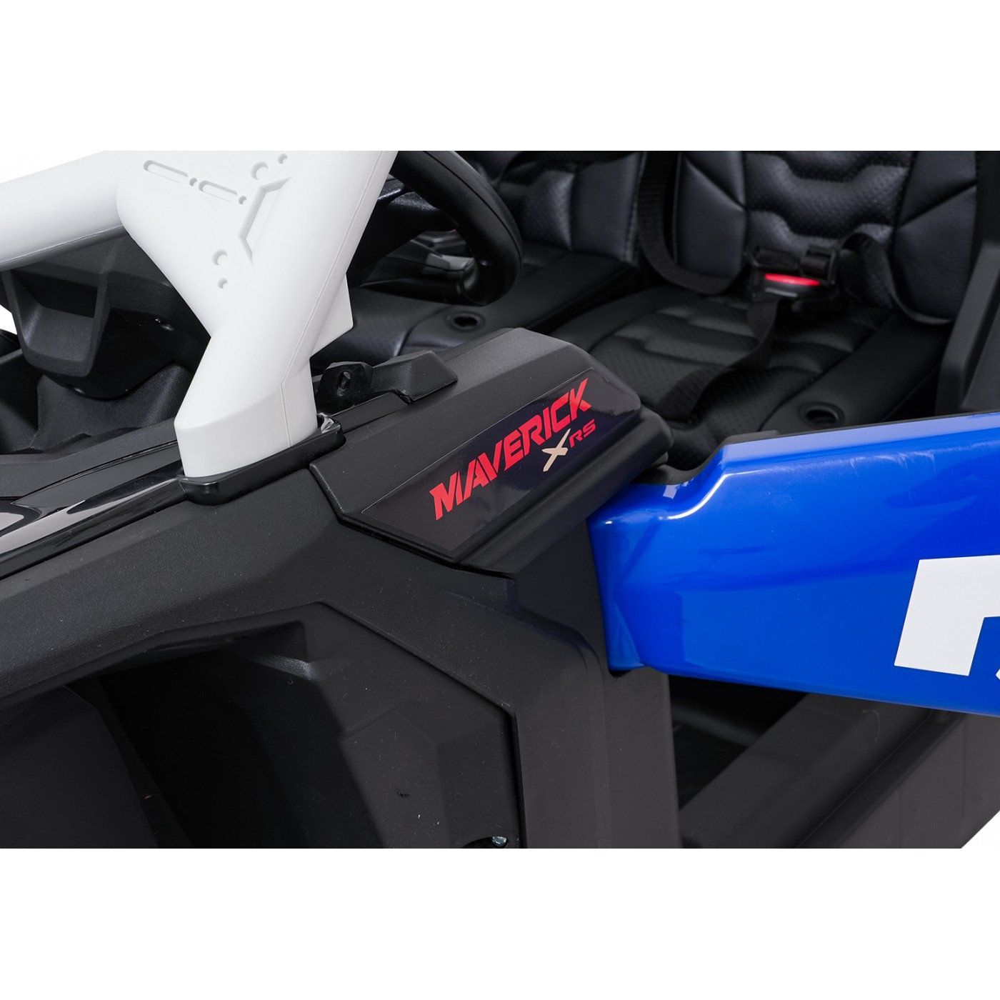 Bugina Maverick Turbo RR s modro-sivými kolesami