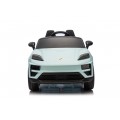 Modré vozidlo Porsche Macan