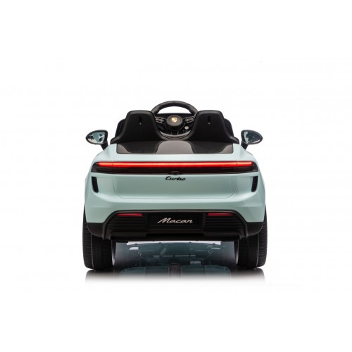 Modré vozidlo Porsche Macan