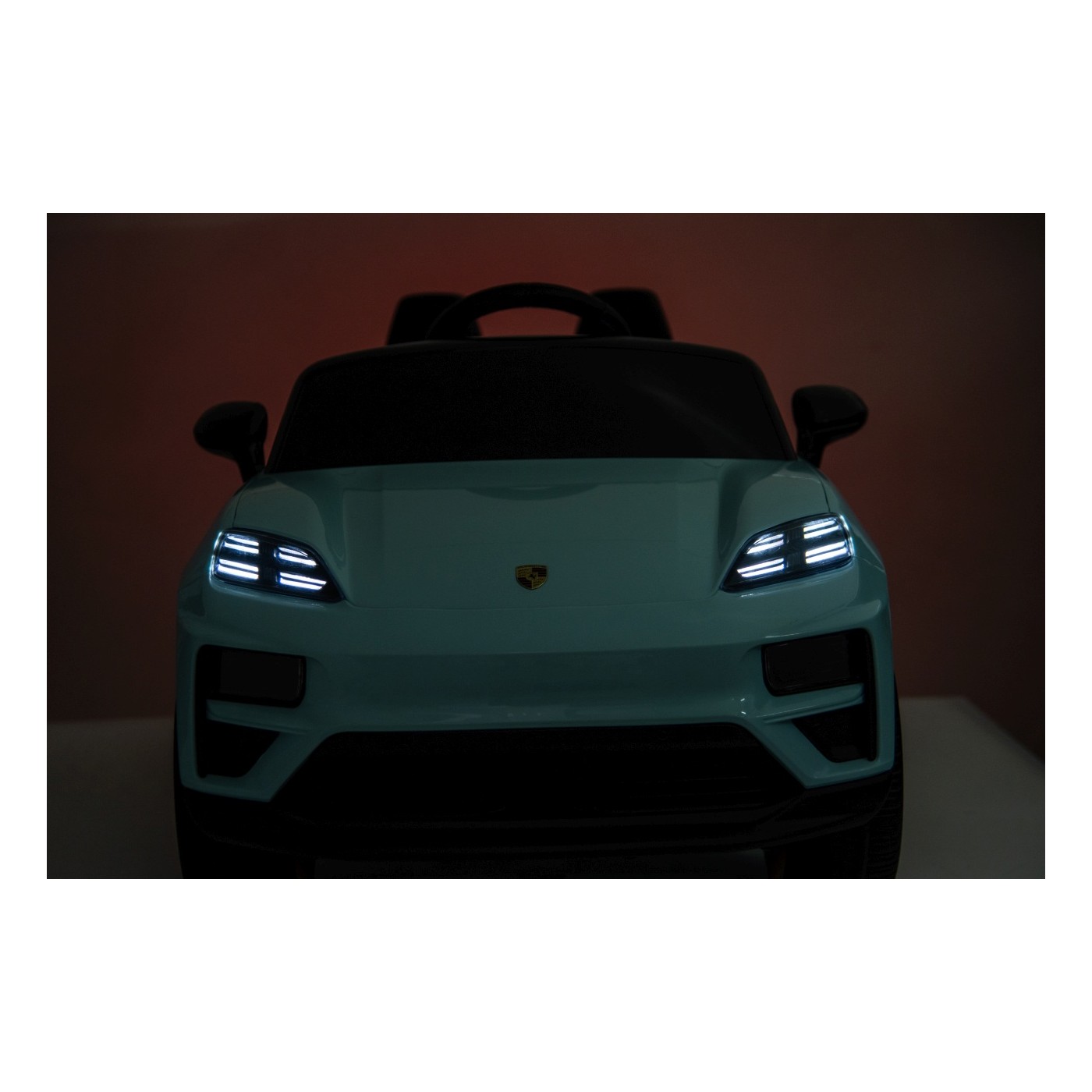 Modré vozidlo Porsche Macan