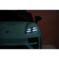 Modré vozidlo Porsche Macan