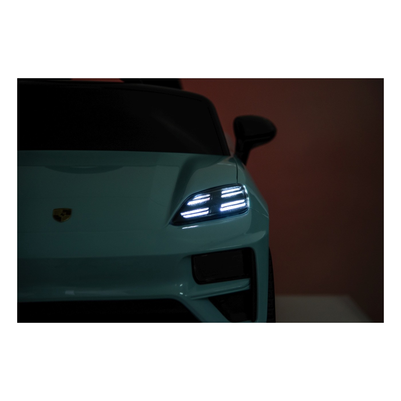 Modré vozidlo Porsche Macan
