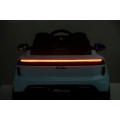 Modré vozidlo Porsche Macan