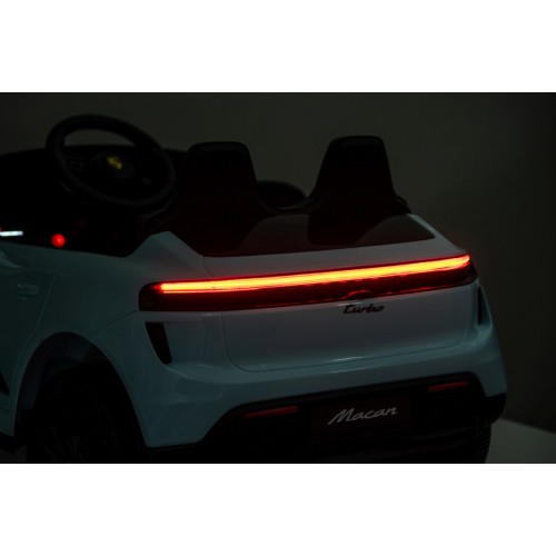 Modré vozidlo Porsche Macan