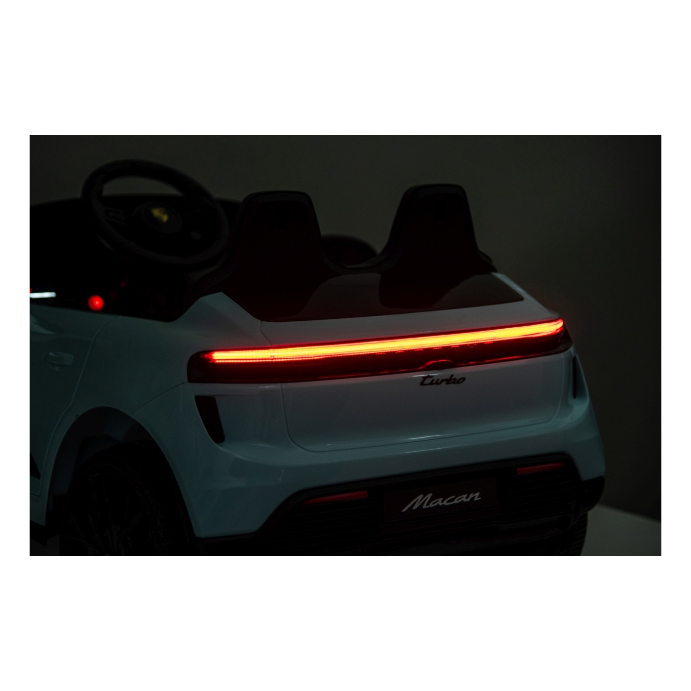 Modré vozidlo Porsche Macan