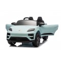 Modré vozidlo Porsche Macan