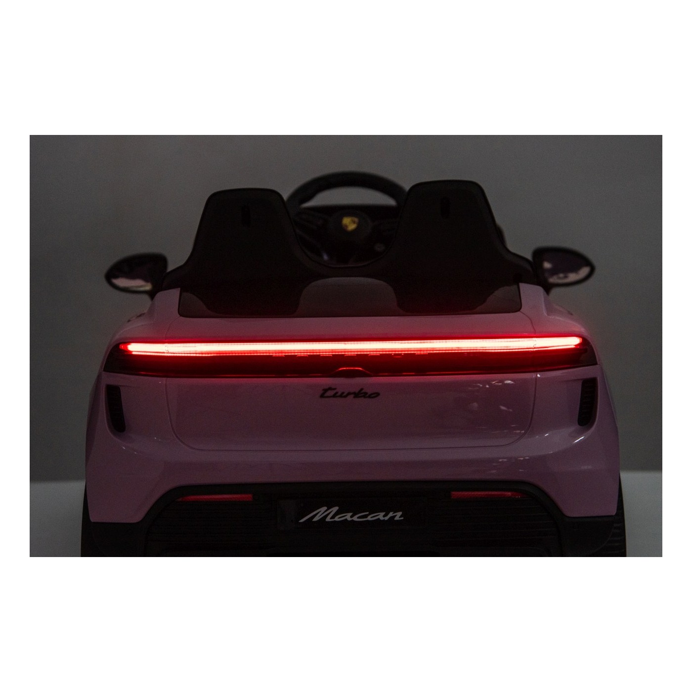 Ružové vozidlo Porsche Macan