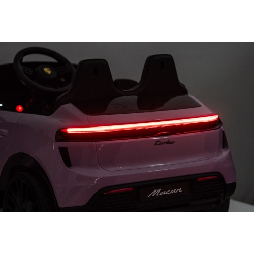 Ružové vozidlo Porsche Macan