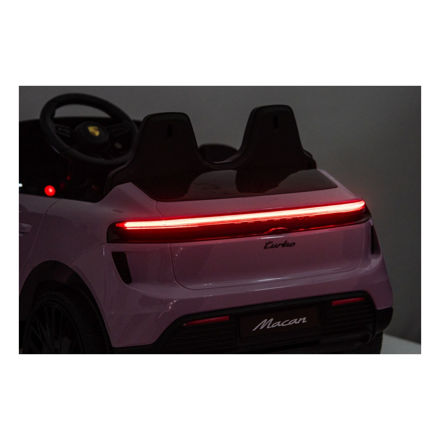 Ružové vozidlo Porsche Macan