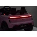 Ružové vozidlo Porsche Macan