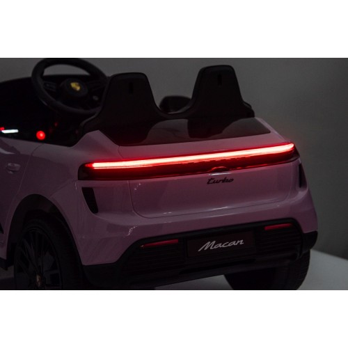 Ružové vozidlo Porsche Macan