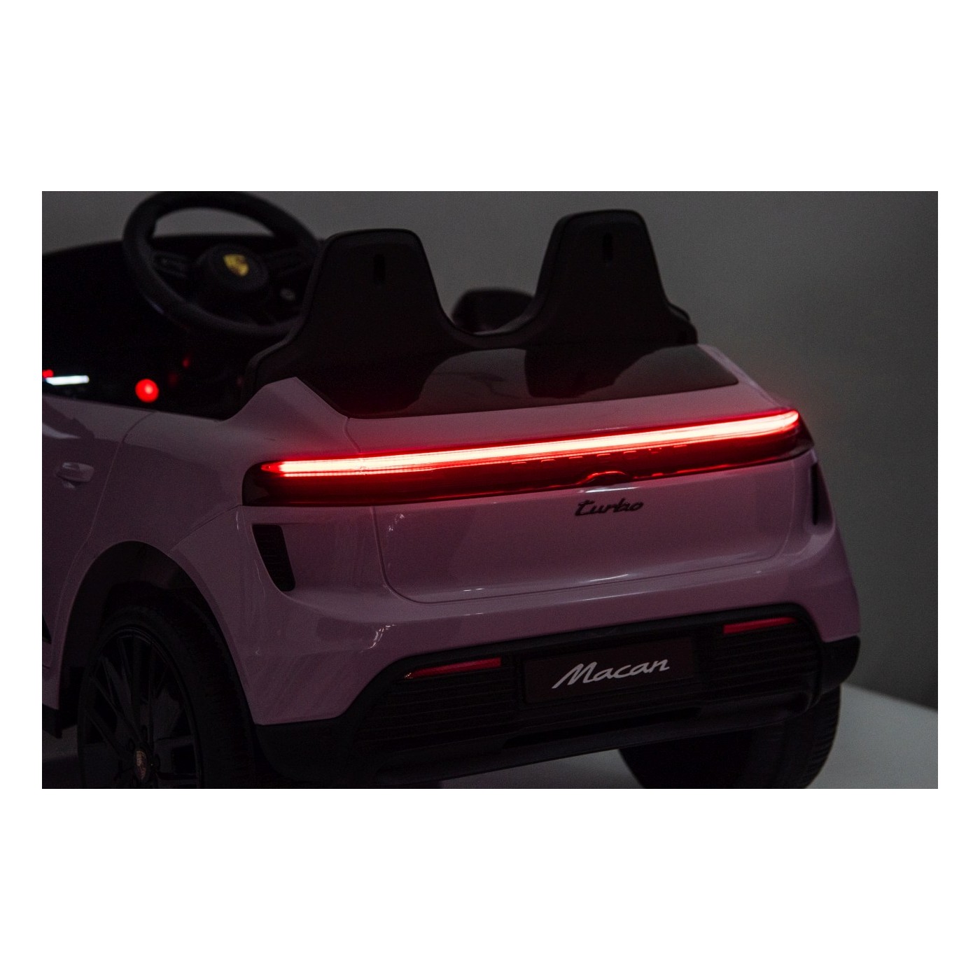 Ružové vozidlo Porsche Macan