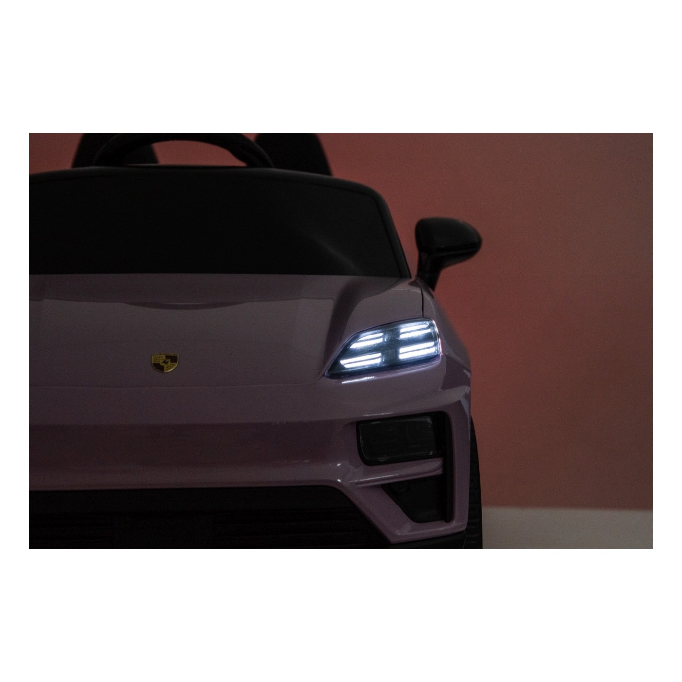 Ružové vozidlo Porsche Macan