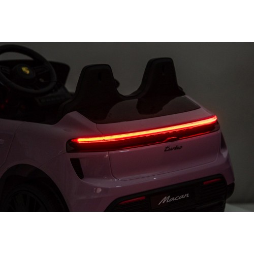 Ružové vozidlo Porsche Macan