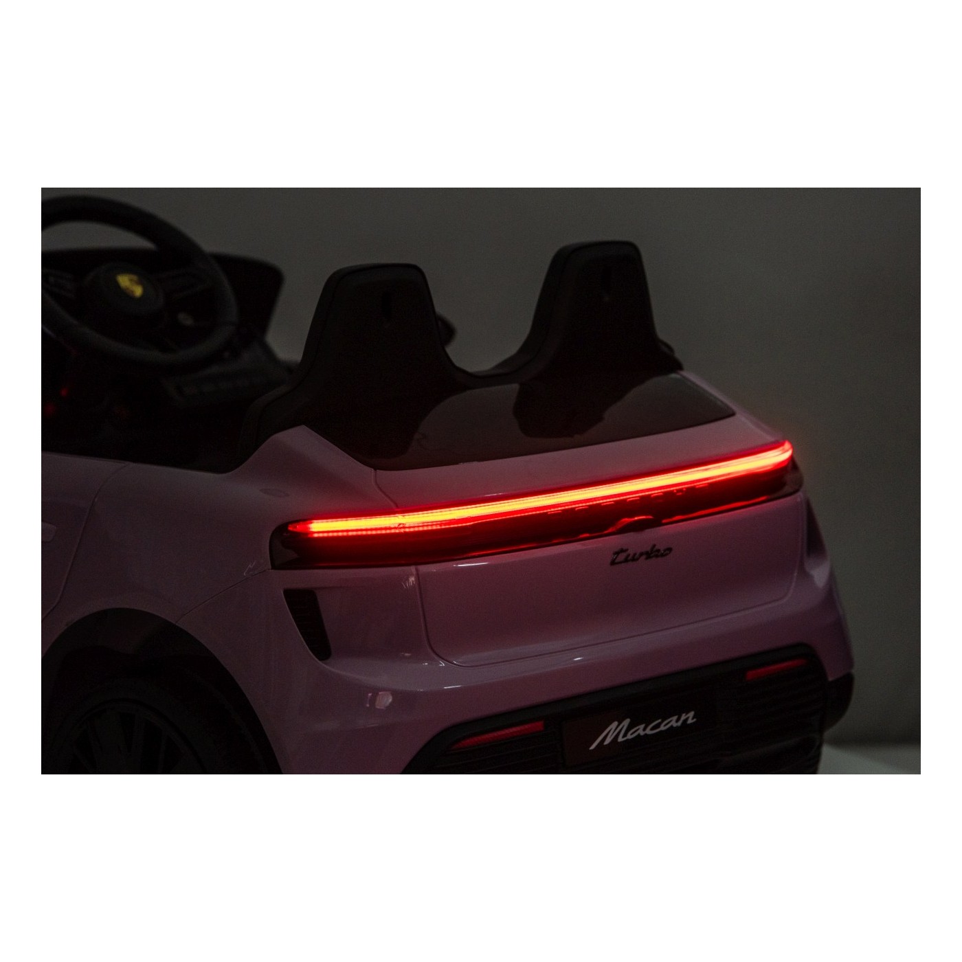 Ružové vozidlo Porsche Macan
