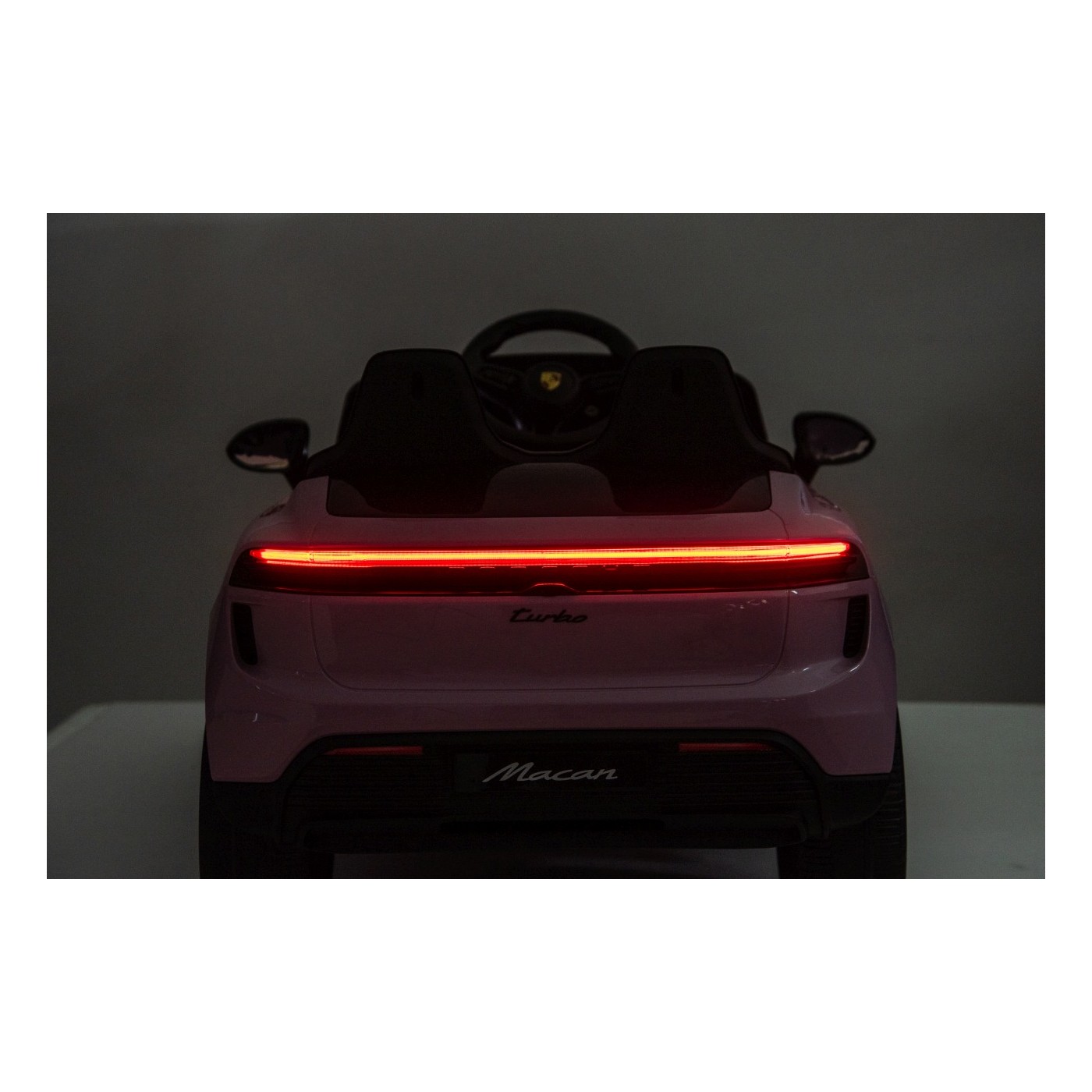 Ružové vozidlo Porsche Macan