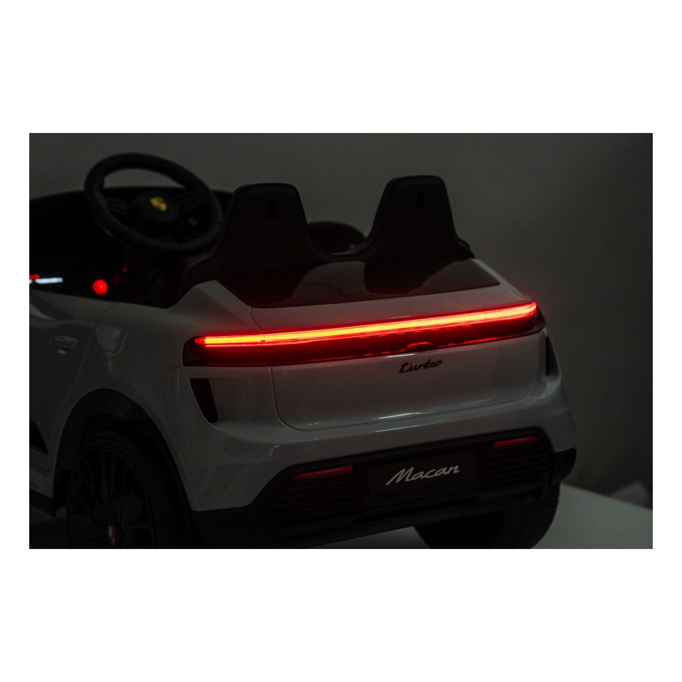 Ružové vozidlo Porsche Macan