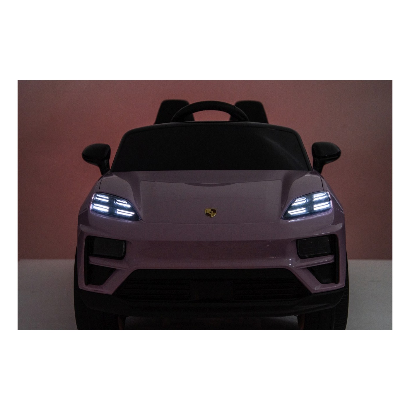 Ružové vozidlo Porsche Macan