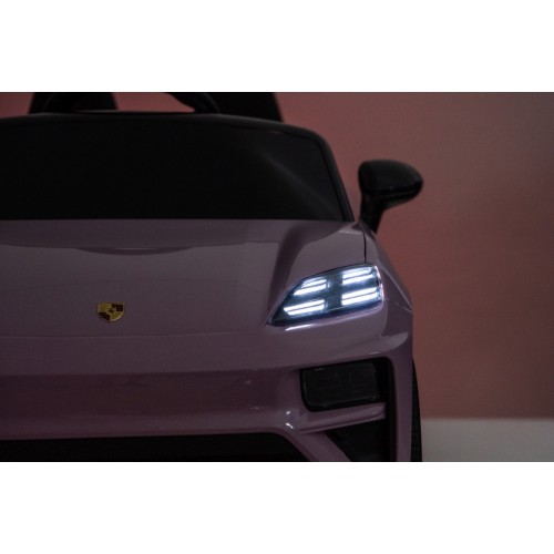 Ružové vozidlo Porsche Macan
