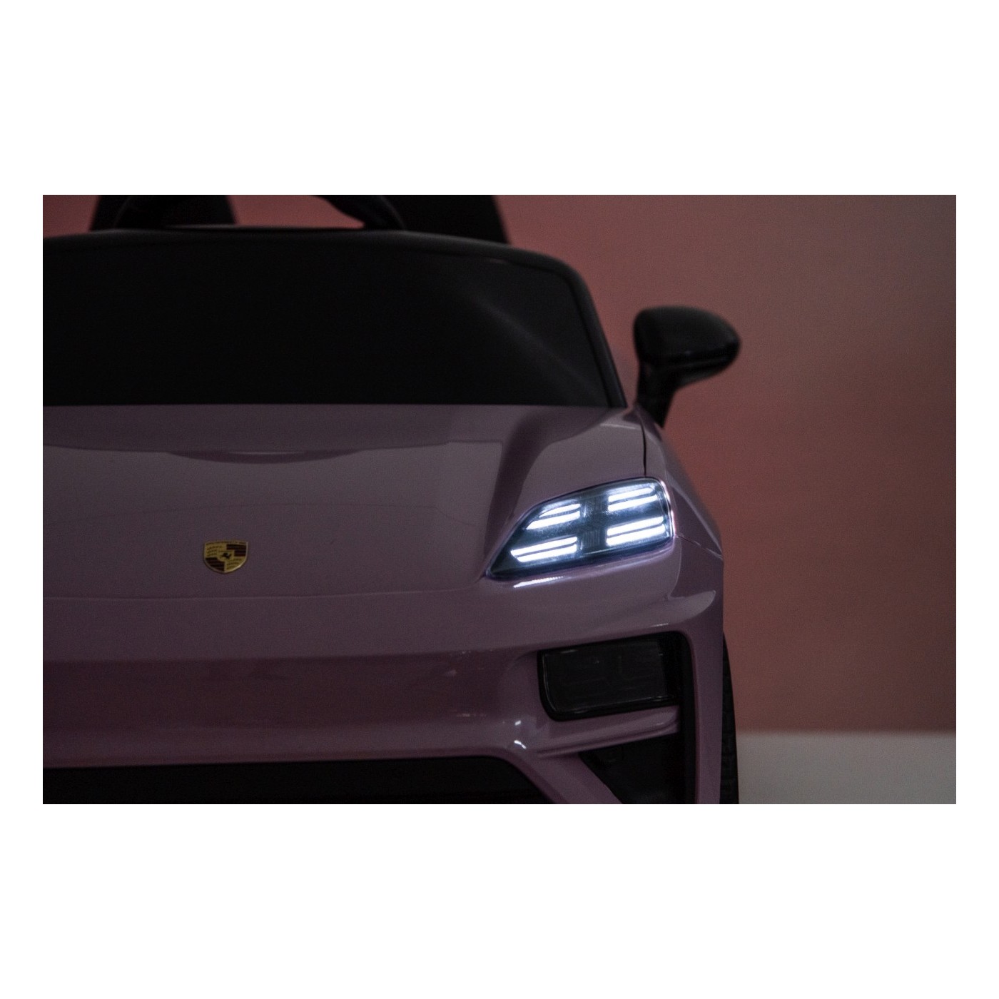 Ružové vozidlo Porsche Macan