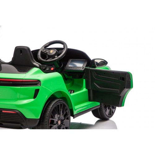 Zelené vozidlo Porsche Macan