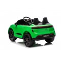Zelené vozidlo Porsche Macan