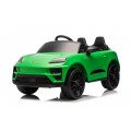Zelené vozidlo Porsche Macan