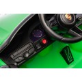 Zelené vozidlo Porsche Macan