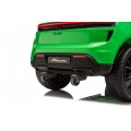 Zelené vozidlo Porsche Macan