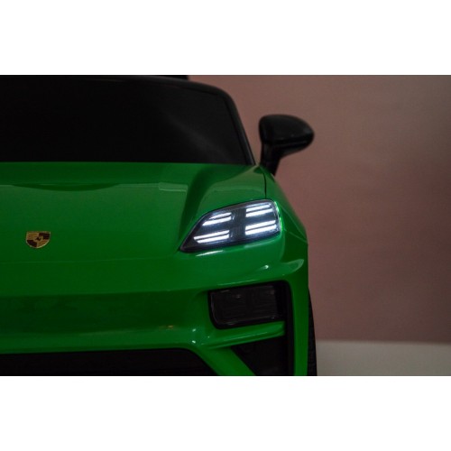 Zelené vozidlo Porsche Macan