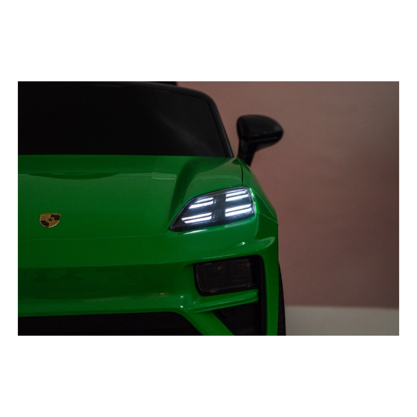 Zelené vozidlo Porsche Macan