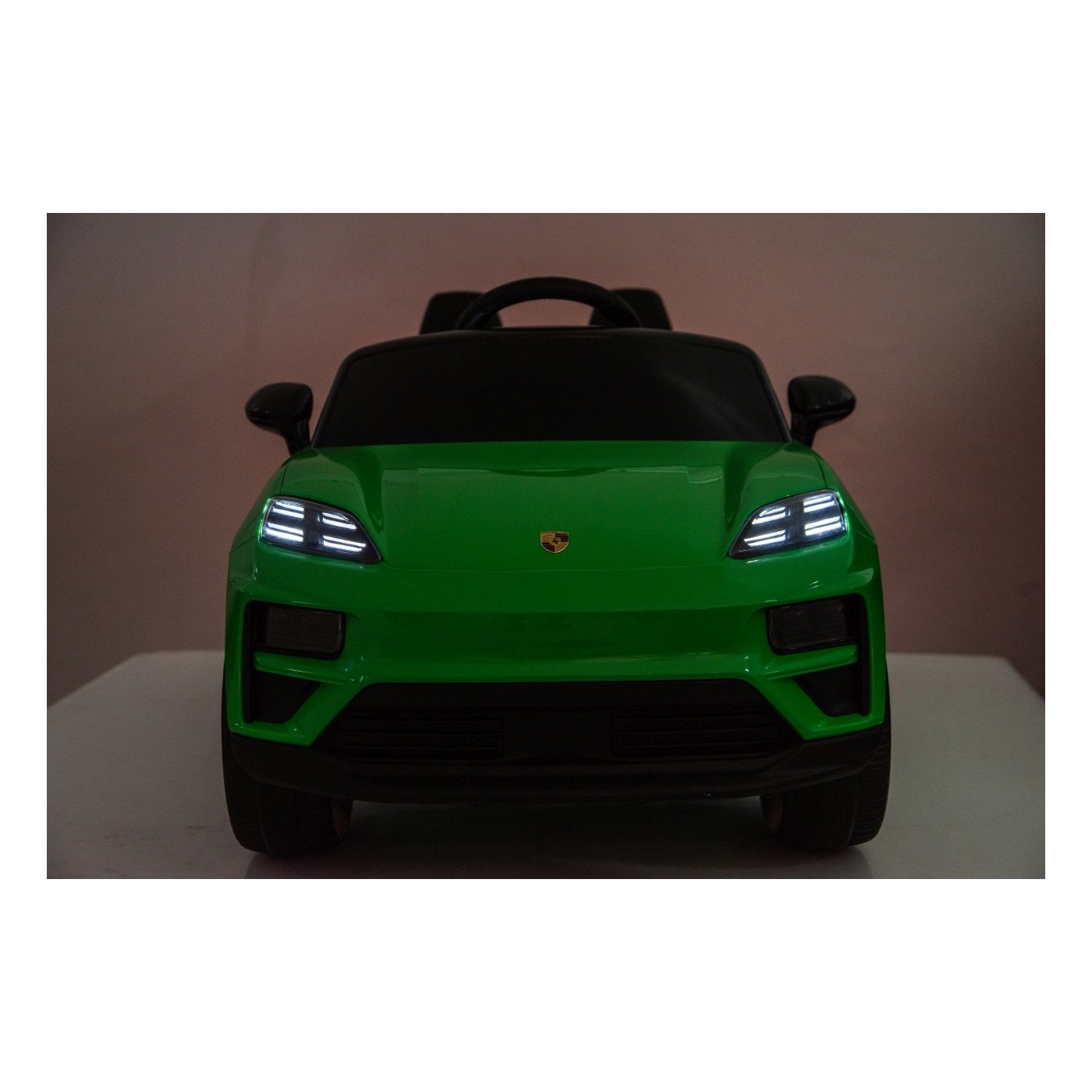 Zelené vozidlo Porsche Macan