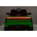 Zelené vozidlo Porsche Macan