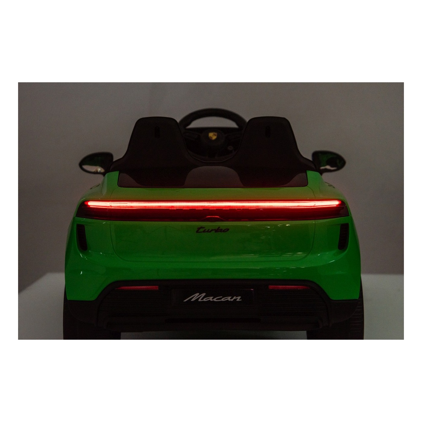 Zelené vozidlo Porsche Macan