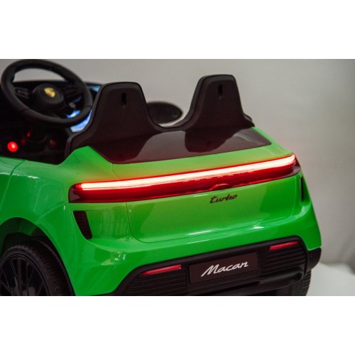Zelené vozidlo Porsche Macan