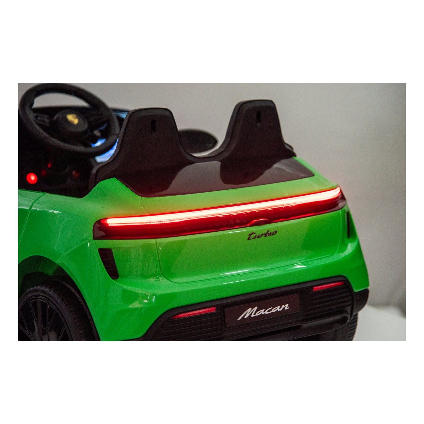 Zelené vozidlo Porsche Macan