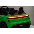 Zelené vozidlo Porsche Macan