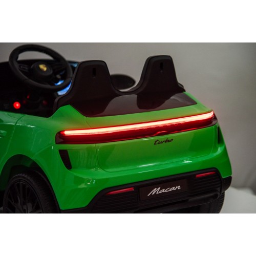 Zelené vozidlo Porsche Macan