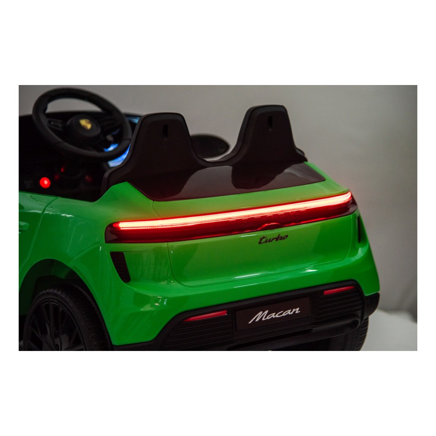 Zelené vozidlo Porsche Macan