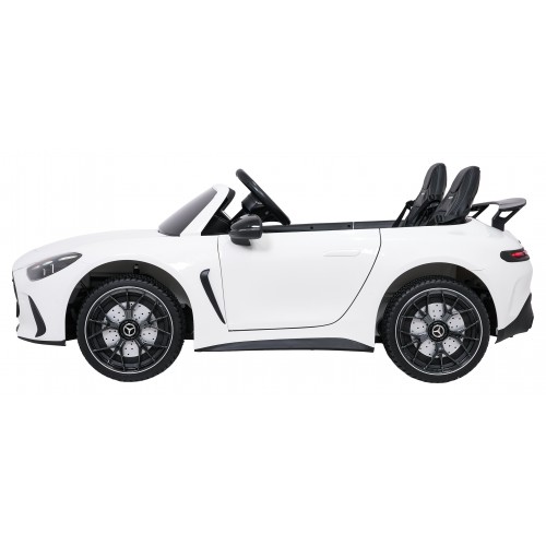 Vozidlo Mercedes Benz GT63 AMG bielej farby