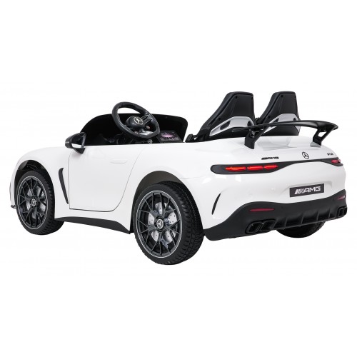 Vozidlo Mercedes Benz GT63 AMG bielej farby