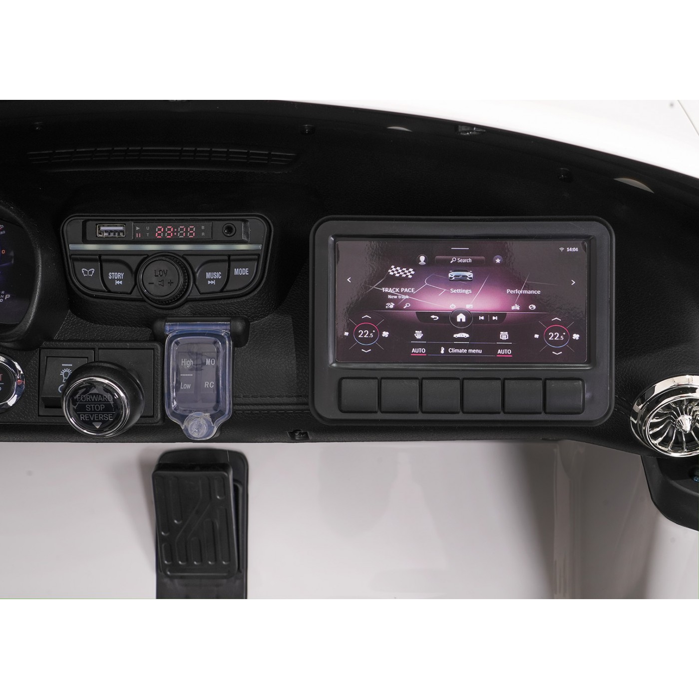 Vozidlo Mercedes Benz GT63 AMG bielej farby