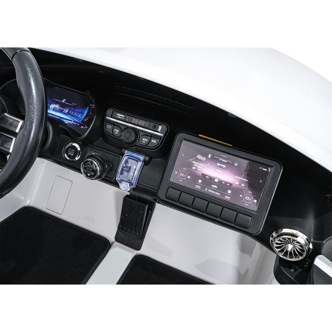 Vozidlo Mercedes Benz GT63 AMG bielej farby