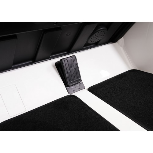 Vozidlo Mercedes Benz GT63 AMG bielej farby