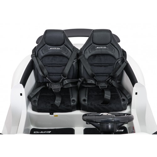 Vozidlo Mercedes Benz GT63 AMG bielej farby