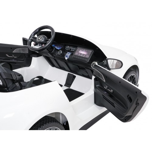 Vozidlo Mercedes Benz GT63 AMG bielej farby