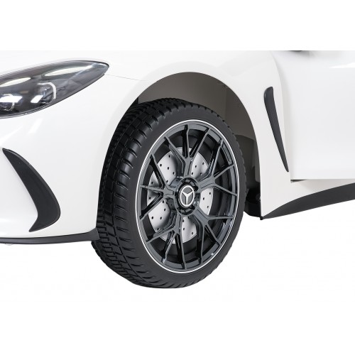 Vozidlo Mercedes Benz GT63 AMG bielej farby